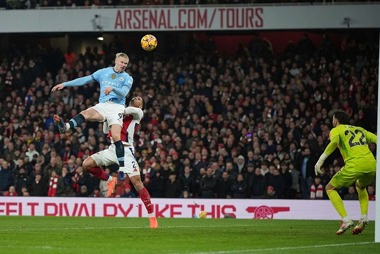 Das Tor von Erling Haaland (oben) sorgte nur kurz für Jubel bei Manchester City. - © Alastair Grant/AP/dpa