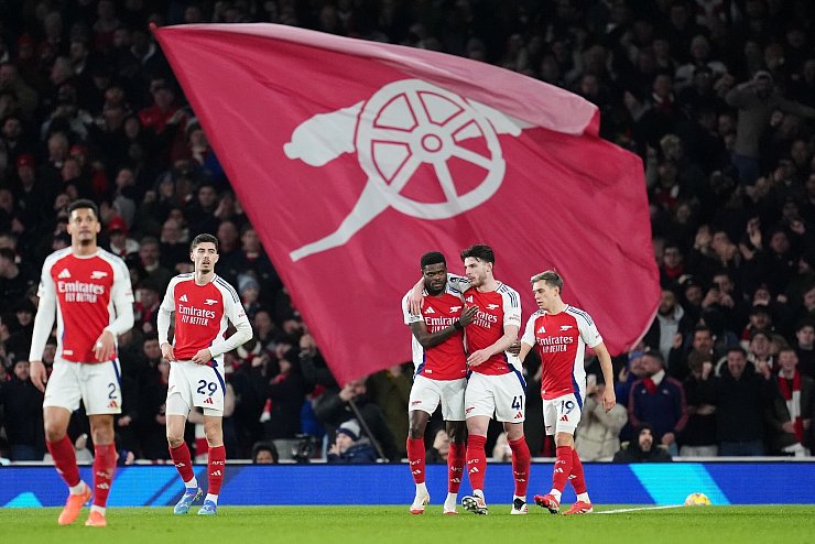 Arsenals Thomas Partey (M,l) feiert mit Declan Rice den zweiten Treffer seiner Mannschaft. - © Adam Davy/PA Wire/dpa