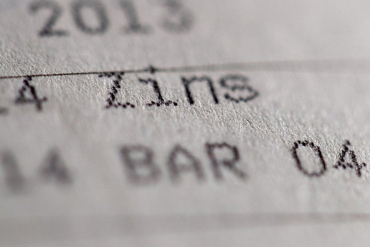 Festgeld und Tagesgeld bringen wieder weniger ein. (Symbolbild) - © Daniel Karmann/dpa
