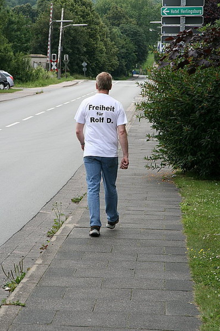 Zweideutige Botschaft: Als ein Schieder-Mitarbeiter Mitte Juni 2007 das T-Shirt mit dem Aufdruck "Freiheit für Rolf D." trug, hatten er und seine Kollegen gerade vom endgültigen Insolvenzantrag erfahren. - © Foto: Beckmann