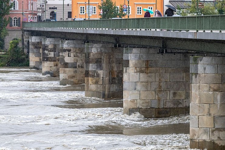 In Passau gab es erste Sperrungen in der Altstadt. - © Armin Weigel/dpa