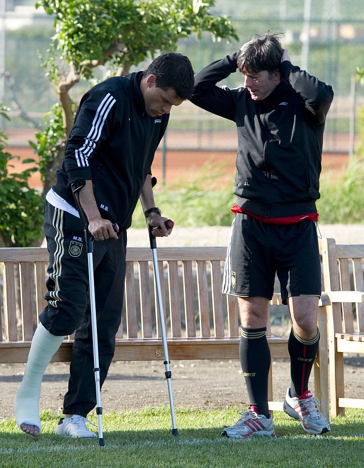 Eine Verletzung l&auml;utete das Ende der Kapit&auml;nszeit von Ballack ein. - &copy; picture alliance / dpa