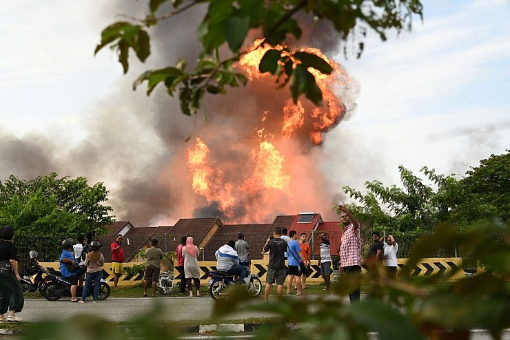 Flammen stiegen Dutzende Meter hoch in die Luft. - © Amir Afiq/AP/dpa