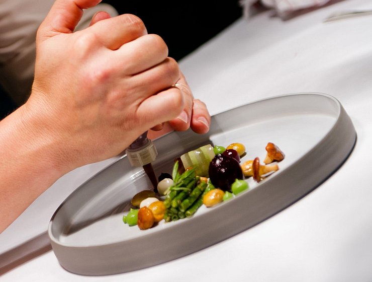 Der Restaurantführer «Gault Millau» präsentiert seine Auszeichnungen in München. - © Daniel Bockwoldt/dpa