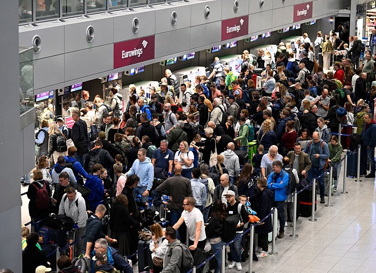 Vor den Schaltern bilden sich Schlangen - Chaos gibt es aber nicht. - © Roberto Pfeil/dpa