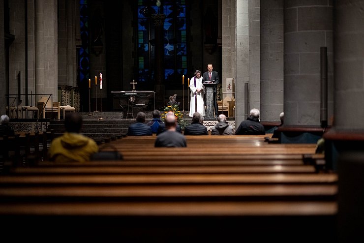 Rund 30 Menschen nehmen dieses Mal an dem Gottesdienst teil. - © Fabian Strauch/dpa