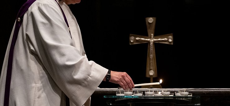Für jeden von Ihnen wird vor dem Altar eine Kerze entzündet. - © Fabian Strauch/dpa