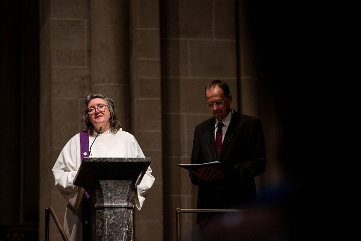 Gemeindereferentin Elvira Neumann und Pastor Gerald Kunde wollen mit der Zeremonie ein Zeichen der Mitmenschlichkeit setzen. - © Fabian Strauch/dpa