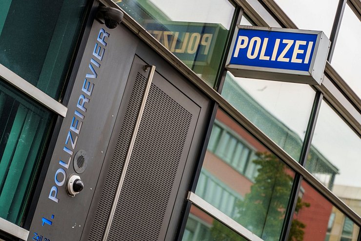 Gegen die Beamten laufen Disziplinarverfahren. - © Andreas Arnold/dpa