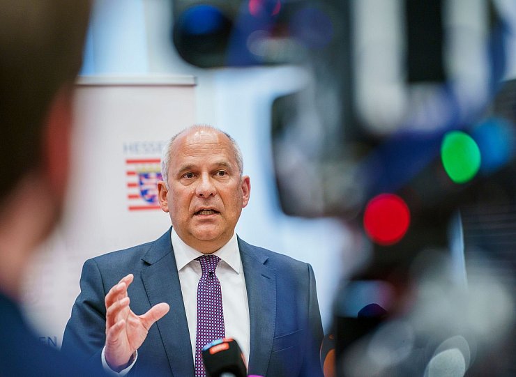 Hessens Innenminister Roman Poseck (CDU) behält die weiteren Ermittlungen gegen 17 Frankfurter Polizisten im Blick. - © Andreas Arnold/dpa