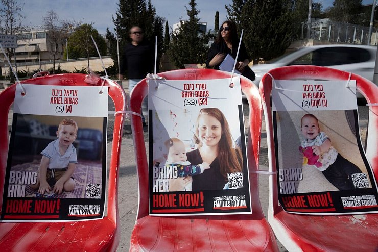 Plakat von Familie Bibas. - © Maya Alleruzzo/AP/dpa