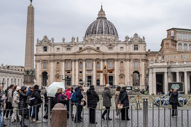 Auch auf dem Petersplatz wird wieder für Papst Franziskus gebetet. - © Mosa\\\'ab Elshamy/AP/dpa