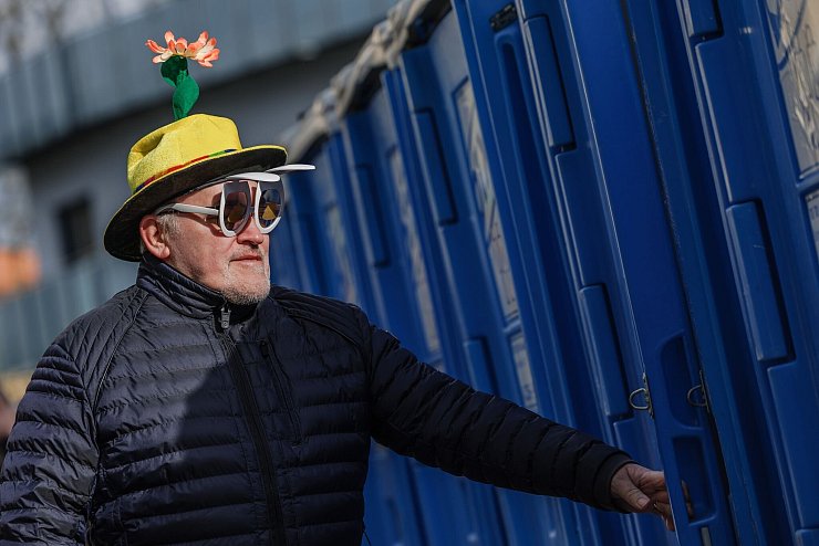 Närrinnen und Narren dürfen sich auf Sonne am Rosenmontag freuen. (Archivbild) - © Friso Gentsch/dpa