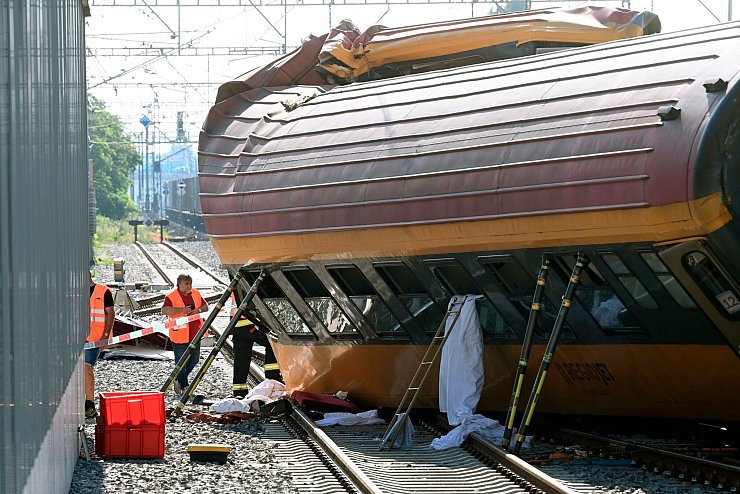 Der Personenzug ist frontal mit einem Güterzug zusammengestoßen. - © Vostárek Josef/CTK/dpa