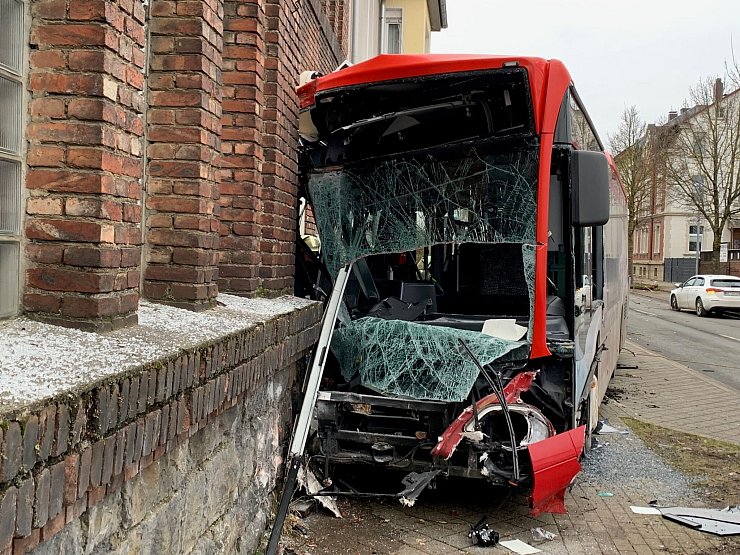 Erst nach rund 200 Meter kommt der Bus an einem stillgelegten Gebäude zum Stehen. - © Markus Klümper/dpa