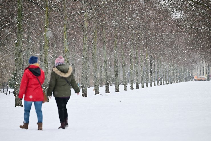 Gebetsweise fällt immer wieder Schnee. - © Sebastian Christoph Gollnow/dpa