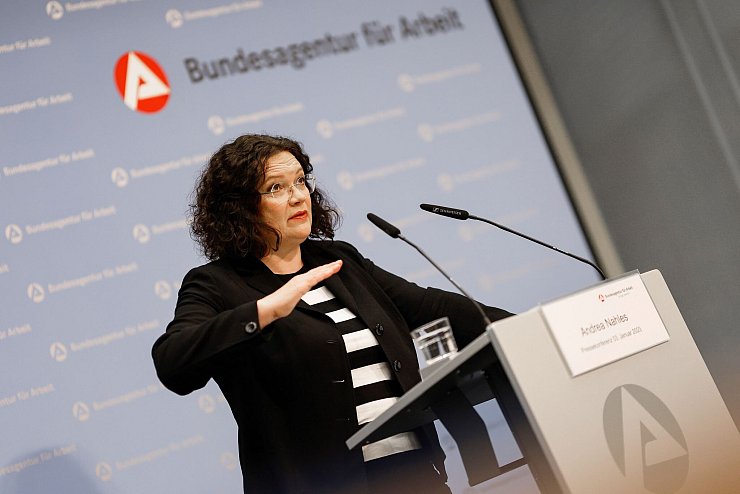 Die Nachfrage nach Arbeitskräften in Deutschland bleibt auch im Oktober schwach. - © Daniel Löb/dpa