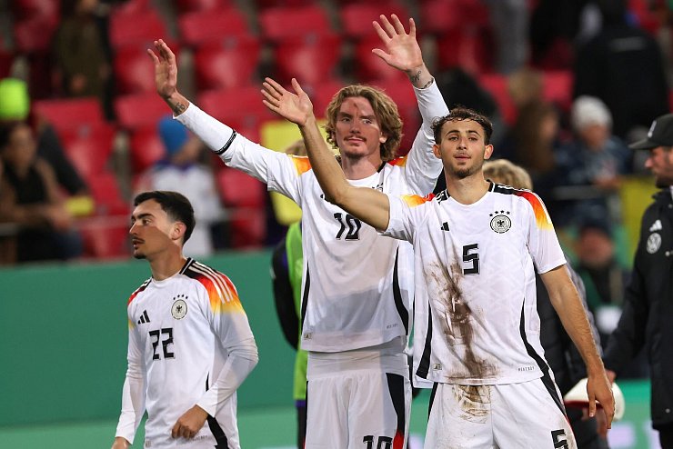 Die deutsche U21 jubelt über den EM-Gruppensieg. - © Daniel Löb/dpa