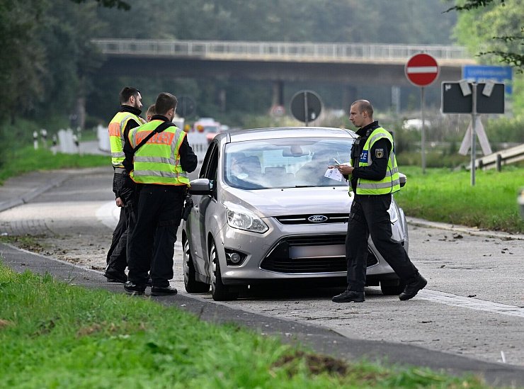 Die Grenzkontrollen sollen zunächst sechs Monate andauern. - © Roberto Pfeil/dpa