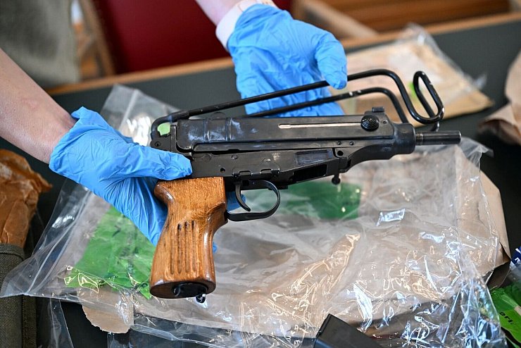 Ermittler zeigen die sichergestellten Waffen. - © Federico Gambarini/dpa