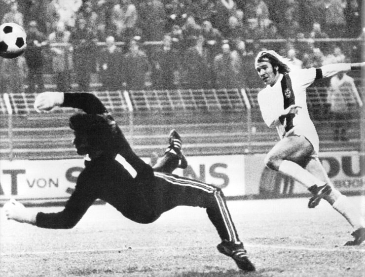 Günter Netzer war in der Hoch-Zeit von Borussia Mönchengladbach ikonischer Spielführer - © dpa