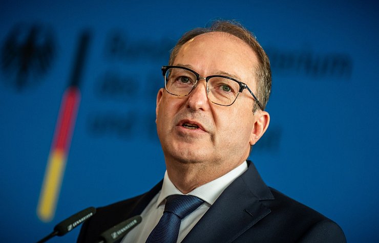 Bundesinnenminister Alexander Dobrindt (CSU) ordnete das Vereinsverbot an. - © Michael Kappeler/dpa