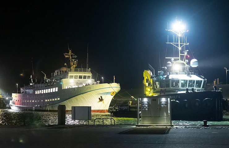 Die Helgolandfähre wurde von Schleppern in den Hafen gebracht. - © Bodo Marks/dpa