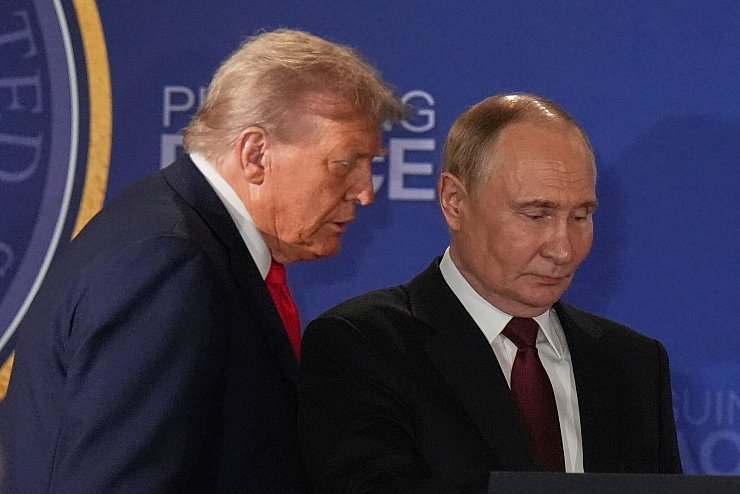 Der Gipfel zwischen Trump und Putin stellt sich immer deutlicher als Erfolg für den Russen heraus. - © Jae C. Hong/AP/dpa