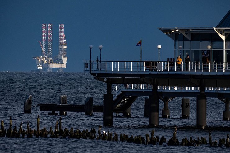 Das Erscheinen einer Bohrplattform in Sichtweite des deutschen Teils der Insel Usedom hatte im vergangenen Jahr für Überraschung gesorgt. - © Stefan Sauer/dpa