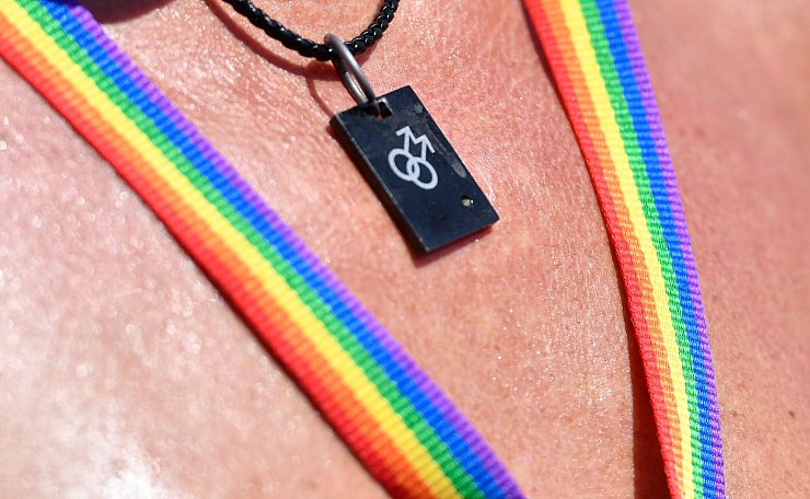 Die queere Community blickt mit Sorge in die Zukunft, macht auf dem langen Weg gesellschaftlicher Anerkennung aber auch positive Erfahrungen. (Symbolbild) - © Roberto Pfeil/dpa