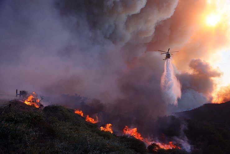 Löscharbeiten aus der Luft sind wegen schwerer Winde kaum möglich. (Foto aktuell) - © Etienne Laurent/AP/dpa