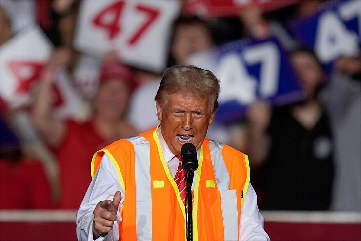 Trump trug die Weste eines Müllmanns auch bei einem Wahlkampfauftritt, um seine Anhänger mit der Aufregung über Bidens Worte zu mobilisieren. - © Alex Brandon/AP/dpa
