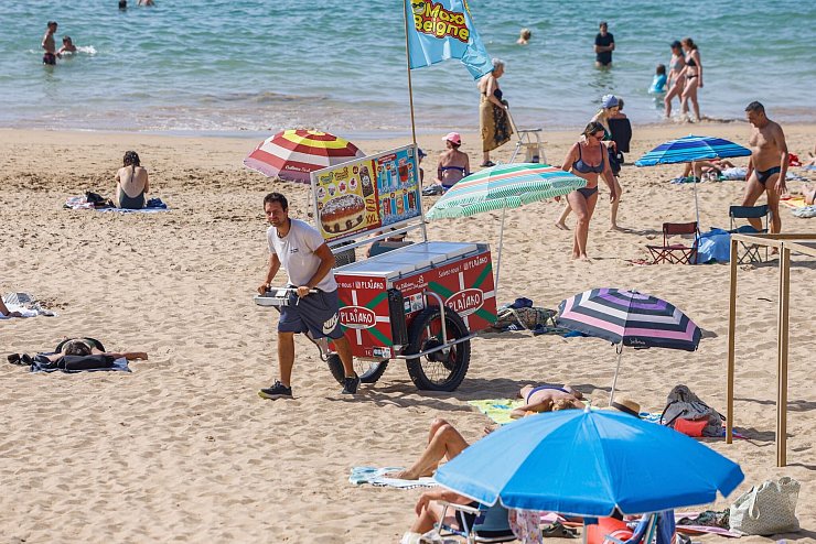 In Badeklamotten sollen Strandgäste in Les Sables-d\\\'Olonne nicht mehr durch Straßen und Geschäfte laufen. (Archivbild) - © Nicolas Mollo/AP/dpa