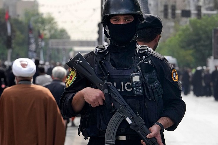 Iranischer Polizist bei Beerdigungszeremonie von Hanija - © Vahid Salemi/AP/dpa