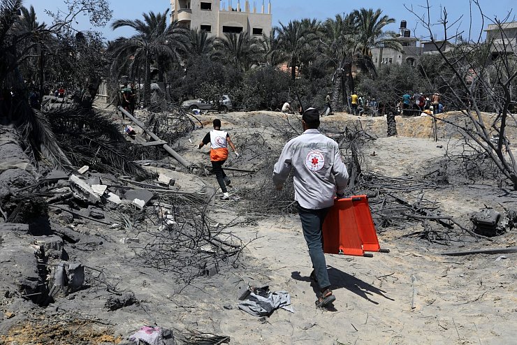 Rettungskräfte im Einsatz nach einem israelischen Luftangriff (Archivbild) - © Abed Rahim Khatib/dpa