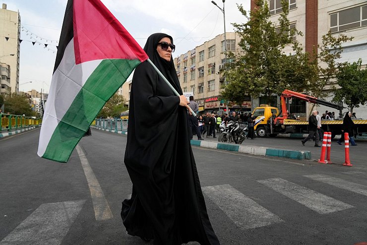 Iranische Frau mit palästinensischer Flagge - © Vahid Salemi/AP/dpa