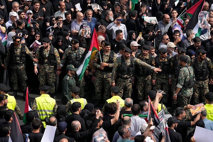 Iranische Polizisten bei Trauerzug - © Vahid Salemi/AP