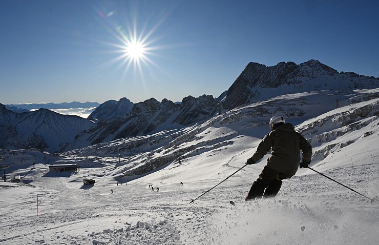Wintersportler genießen in der sich dem Ende zuneigenden Saison Sonnenschein und blauen Himmel. (Archivbild) - © Angelika Warmuth/dpa