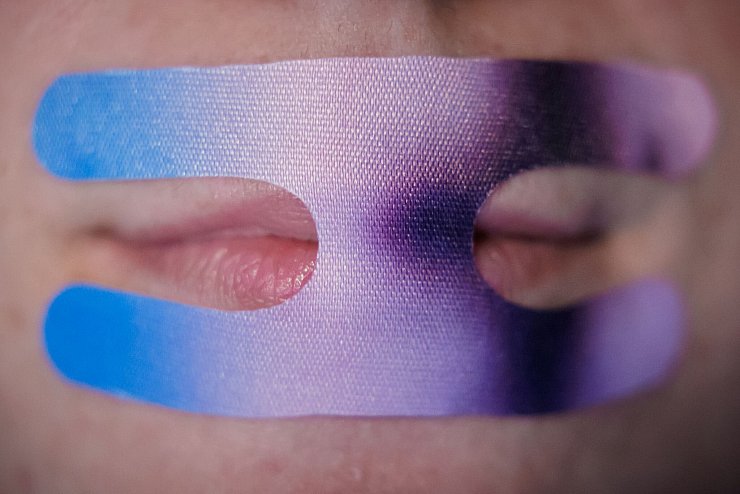 Mouth Taping ist ein großer Trend, der durch die sozialen Medien befeuert wird. (Illustration) - © Christoph Soeder/dpa