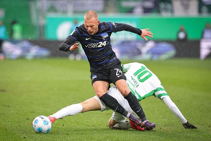 Umkämpfte Partie im Ronhof: Fürths Branimir Hrgota (r) und Jon Dagur Thorsteinsson von Hertha rangeln um den Ball. - © Daniel Karmann/dpa