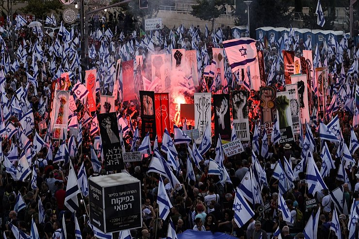 Israelis protestieren vor dem Obersten Gerichtshof in Jerusalem gegen die geplante Justizreform. - © Ilia Yefimovich/dpa