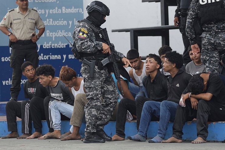 Im Kampf gegen kriminelle Banden haben die ecuadorianischen Sicherheitskräfte 329 Verdächtige festgenommen. - © Cesar Munoz/AP/dpa