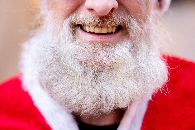 Auch Weihnachtsmänner müssen sich gut auf alle Eventualitäten vorbereiten. - © Hauke-Christian Dittrich/dpa