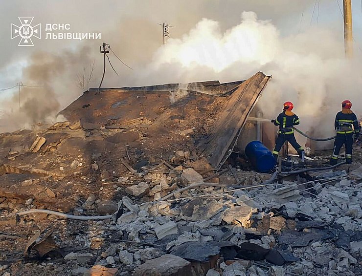 Lwiw ist nicht weit von der polnischen Grenze entfernt. Dort wurde eine Frau nach einem Angriff von herabfallenden Trümmern getötet. - © Uncredited/Ukrainian Emergency Service via AP/dpa