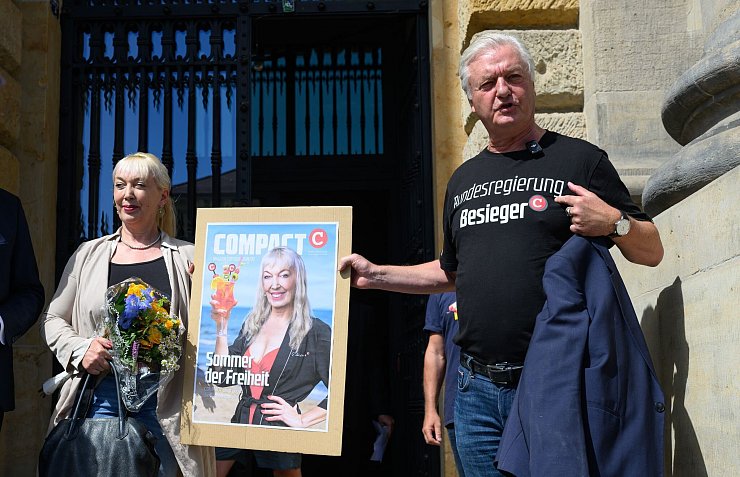 Der Chefredakteur des «Compact»-Magazins nach dem Urteil - © Hendrik Schmidt/dpa