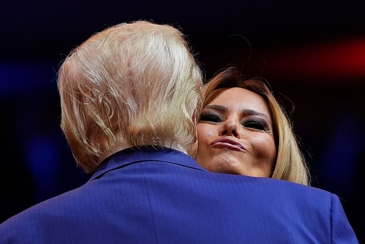Seltener Auftritt: Auch Melania Trump unterstützte ihren Mann in New York. - © Julia Demaree Nikhinson/AP/dpa