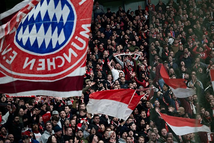 Das Fehlverhalten einiger Fans bekommt dem FC Bayer nun teuer zu stehen. - © Fabian Strauch/dpa