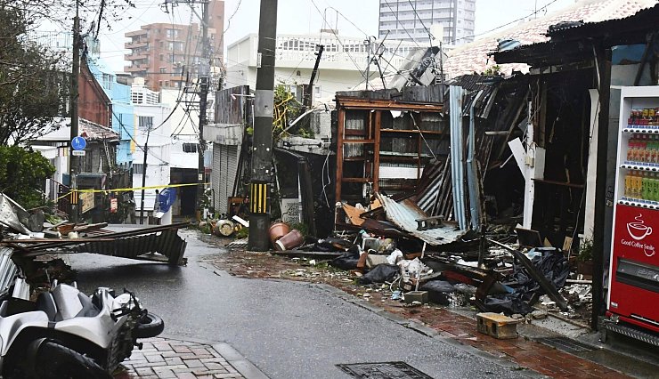 Eine Schneise der Verwüstung in der japanischen Stadt Naha. - © ---/Kyodo News/AP/dpa