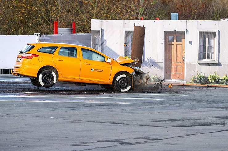 Schwerer Aufprall auf eine Baum-Attrappe: Bei diesem simulierten Unfall wäre der Fahrer schwer verletzt oder getötet worden. - © Guido Kirchner/dpa