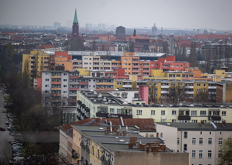 Stadtviertel in Berlin: Gerade in Großstädten wohnen Menschen oft auf engem Raum. - © Monika Skolimowska/dpa